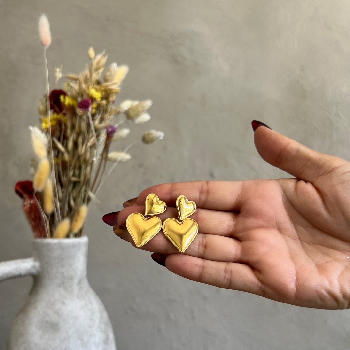 AMOR STUDS