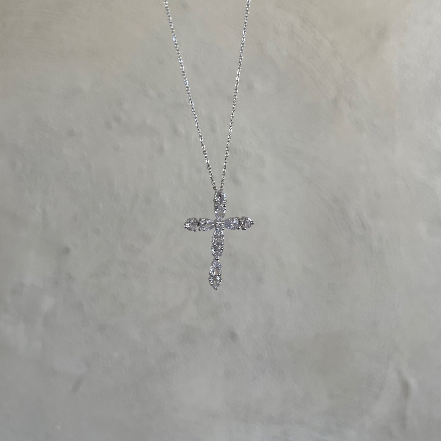 AMARIS CROSS NECKLACE