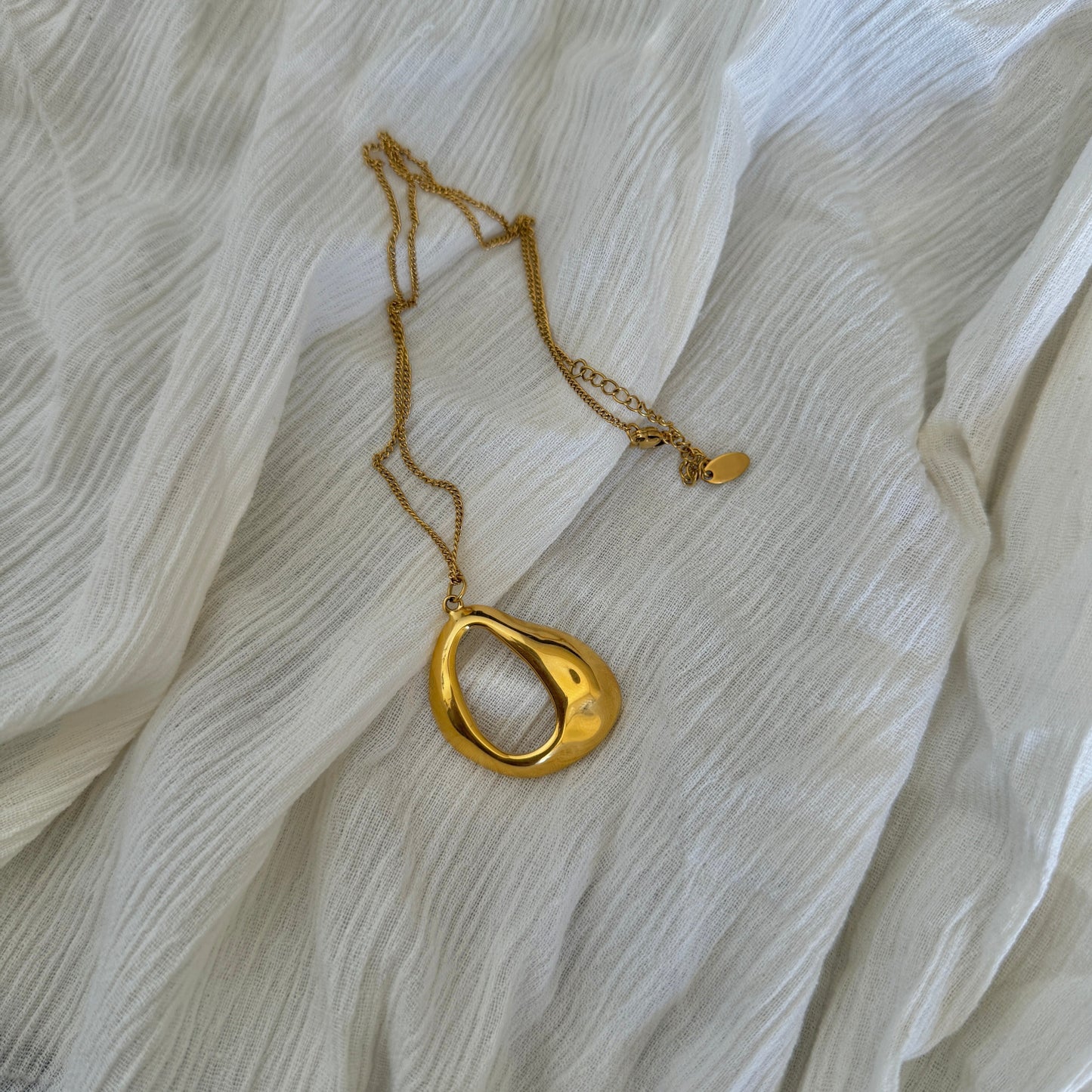 VIVI NECKLACE